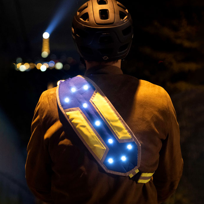 Vente Vêtements de cyclisme nocturne CYCLISME DE L'OUEST 4 perles LED  type-C rechargeables Lumière de course réfléchissante Gilet de sport pour  avertissement sécuritaire lors de la conduite - Banggood Français Mobile